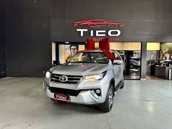 TOYOTA HILUX 2.8 SRX 4X4 CD 16V DIESEL 4P AUTOMÁTICO TOYOTA HILUX 2.8 SRX 4X4 CD 16V DIESEL 4P AUTOMÁTICO